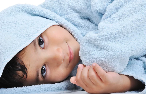 Красиве щасливе дитинство в халаті, ізольована невинність — стокове фото