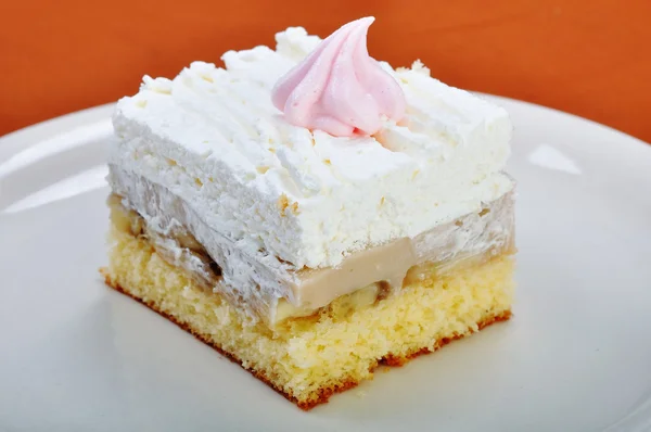 Belo pedaço de bolo no prato — Fotografia de Stock