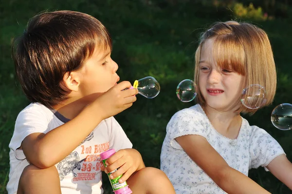 Joyeux enfants mignons jouant avec des bulles — Photo