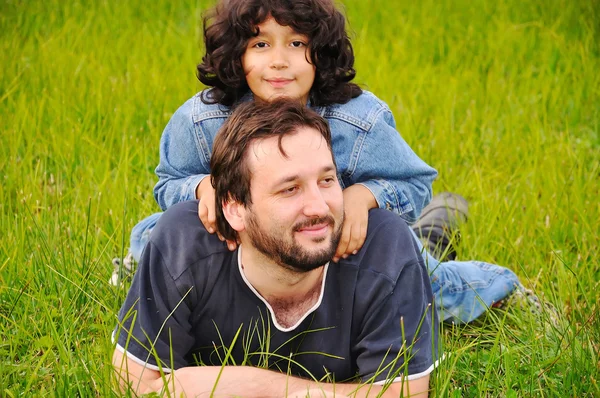 Mladý otec a malá roztomilá holčička, štěstí na louce — Stock fotografie