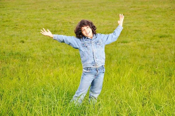 녹색 그라운드에 서 있는 작은 귀여운 행복 한 여자 — 스톡 사진