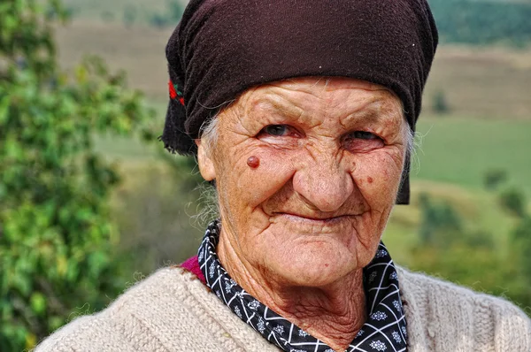 Mycket gammal kvinna med uttrycket i hennes ansikte — Stockfoto