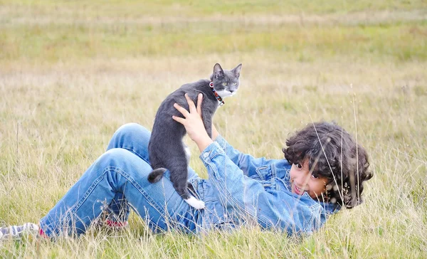 kedi çayır üzerinde çok şirin küçük kız