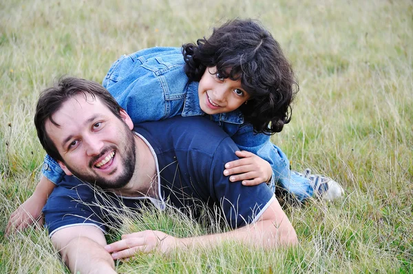 Fiatal apa, és a kis aranyos lány, boldogság, réten — Stock Fotó