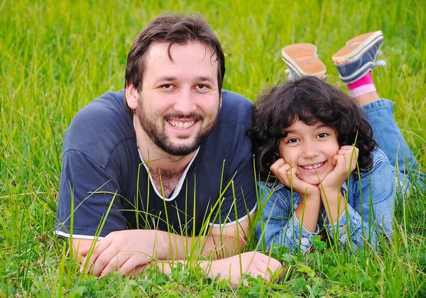 Padre joven y niña linda, felicidad en el prado — Foto de Stock