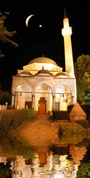 Мечеть в ночи с полумесяцем и звездой — стоковое фото