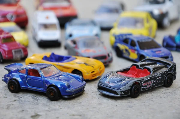 Muitos carros pequenos, brinquedos, no chão ao ar livre — Fotografia de Stock