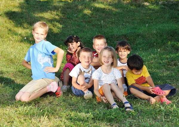 Infância feliz no verão ao ar livre, no lugar verde — Fotografia de Stock