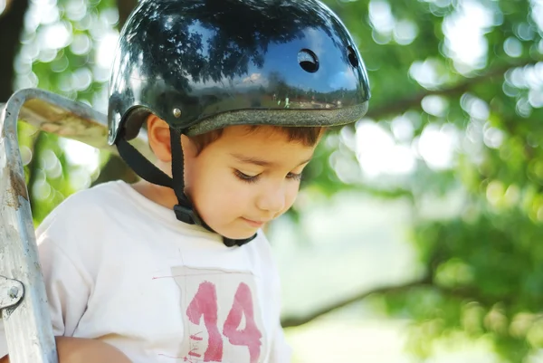 Miúdo bonito com capacete na cabeça — Fotografia de Stock