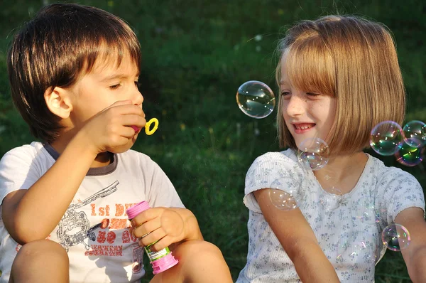 Szczęśliwe dzieciństwo w okresie letnim odkrytym, z bąbelkami — Zdjęcie stockowe