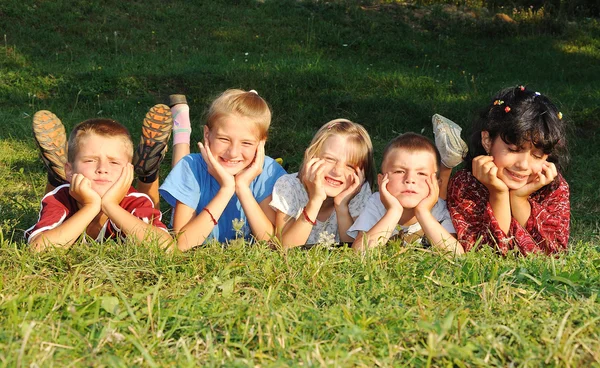 Παιδιά μαζί, ευτυχία στις πράσινο λιβάδι το καλοκαίρι — Φωτογραφία Αρχείου