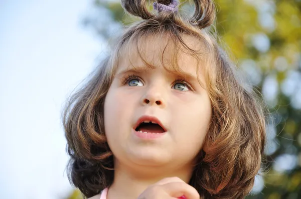Muito bonito muito pequena menina ao ar livre, close-up — Fotografia de Stock