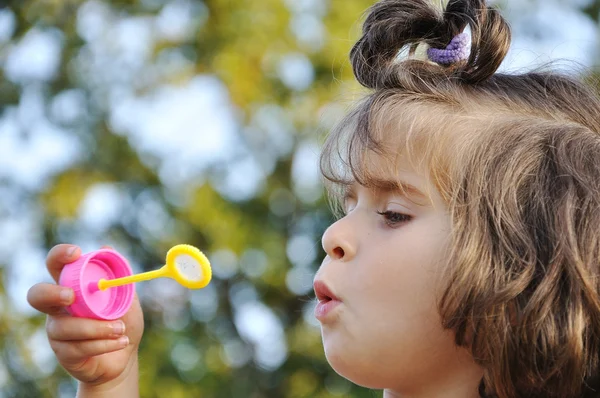 Boldog gyermekkor nyáron szabadtéri buborékok — Stock Fotó