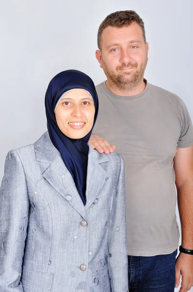 Jovem casal muçulmano, de pé, isolado, estúdio — Fotografia de Stock
