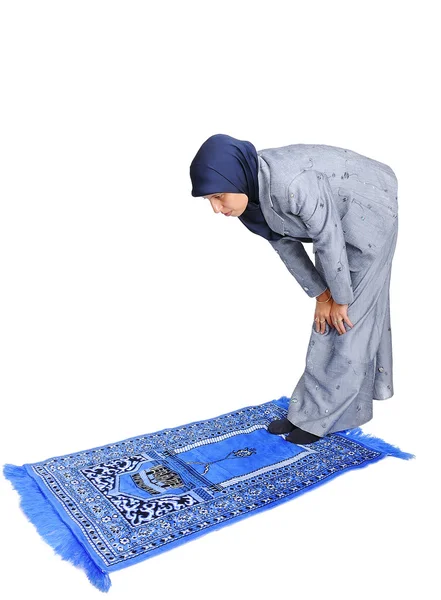 伝統的な方法で祈り素敵な若いイスラム教徒の女性 — ストック写真