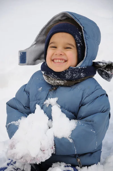 Gran actividad en nieve, niños y felicidad —  Fotos de Stock