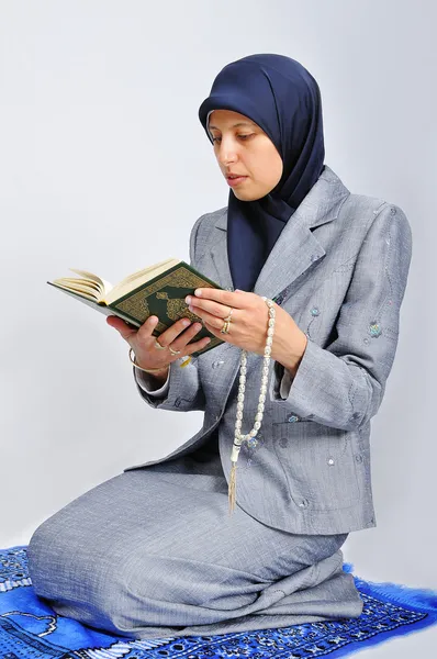 Fiatal szép muszlim nő imádkozott a hagyományos módon — Stock Fotó