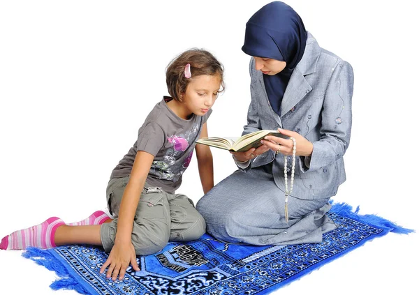 Jovem agradável muçulmano feminino ensinando sua filha — Fotografia de Stock