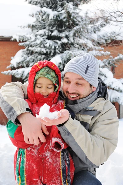 雪、 儿童和幸福的伟大活动 — 图库照片