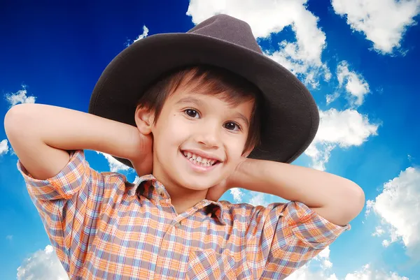 漂亮的小男孩头上的帽子 — 图库照片