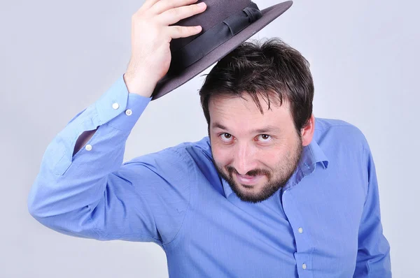 Aantrekkelijke jongeman met blauwe shirt en de hoed — Stockfoto
