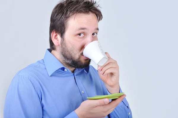 Junger attraktiver Mann trinkt eine Tasse Kaffee — Stockfoto