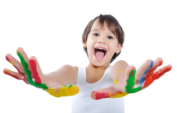 Menino de cinco anos com mãos pintadas em tintas coloridas prontas para impressões manuais — Fotografia de Stock
