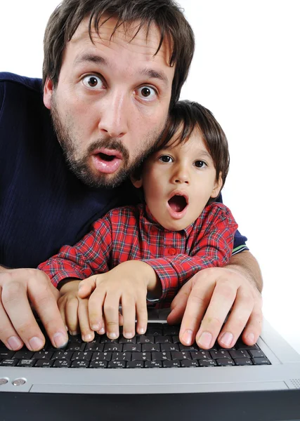 Ojciec i syn na laptopie, szok — Zdjęcie stockowe