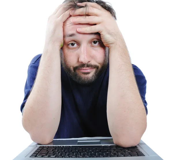 Человек в отчаянии смотрит на компьютер — стоковое фото