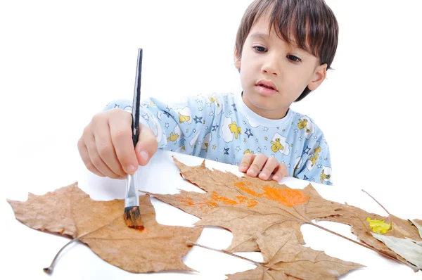 Kid schilderen op Bladeren — Stockfoto