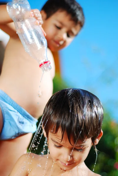 Πολύ χαριτωμένο παιδί που παίζει με το νερό εξωτερική — Φωτογραφία Αρχείου