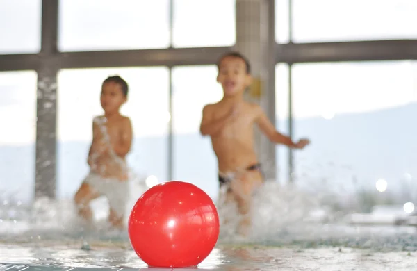 Bambini che giocano sulla bella piscina — Foto Stock