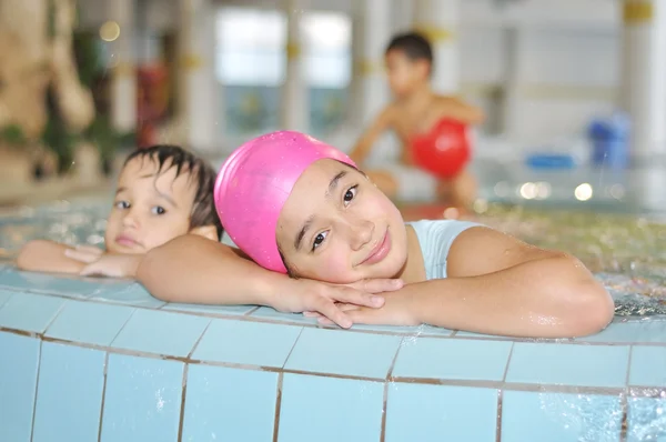 Crianças na piscina — Fotografia de Stock