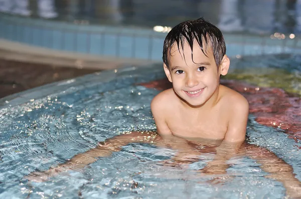Bambini che giocano sulla bella piscina — Foto Stock