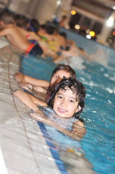 Crianças brincando na bela piscina — Fotografia de Stock