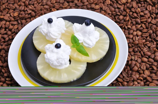 Ананасовий десерт на тарілці, кавовий фон — стокове фото