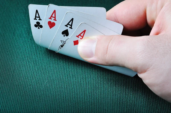 Quatro ases no casino em fundo verde — Fotografia de Stock