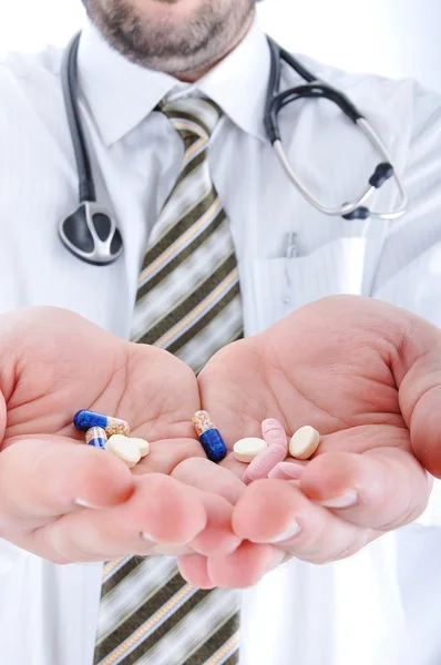 Médico holding pílulas em suas palmas — Fotografia de Stock