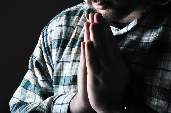 Homem rezando no escuro — Fotografia de Stock