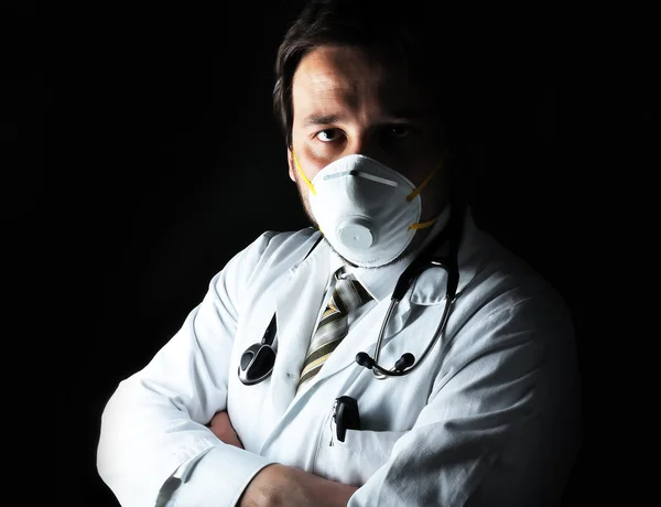 Молодой привлекательный врач в характерной одежде с маской — стоковое фото