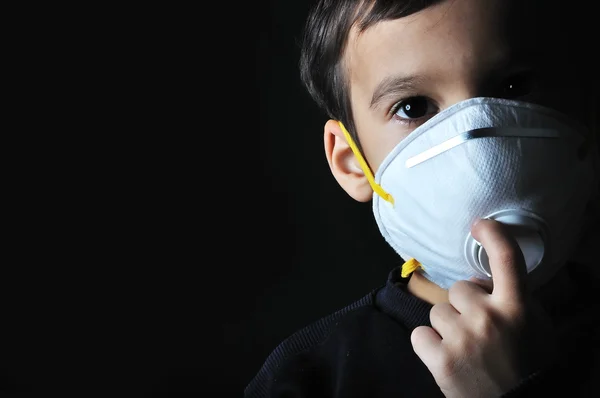 Yüzünde bir maske ile küçük bir çocuk — Stok fotoğraf