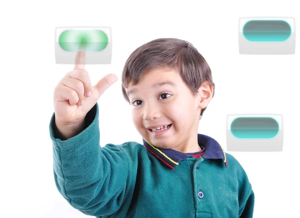 Маленький симпатичный ребенок, нажимающий цифровые кнопки на сенсорном экране, идеально подходит для вашей концепции — стоковое фото
