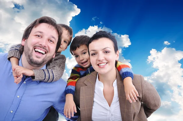 Sehr schöne glückliche Familie, vier Mitglieder — Stockfoto