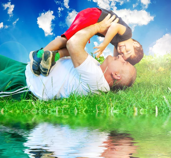 Дуже щасливий батько і син на зеленому красивому лузі — стокове фото