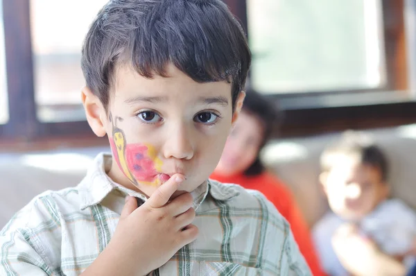 Renklerle güzel bir çocuk — Stok fotoğraf