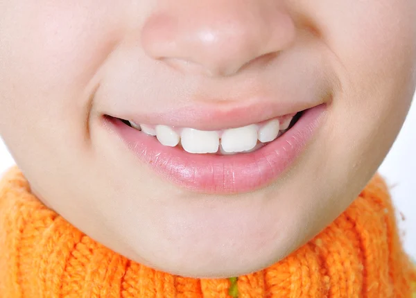 Hermosos dientes de chica joven. Sobre fondo blanco — Foto de Stock