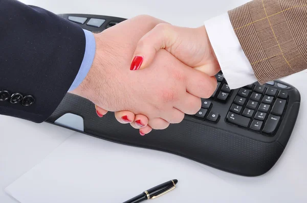 Agreement between woman and man, keyboard in background — Stock Photo, Image