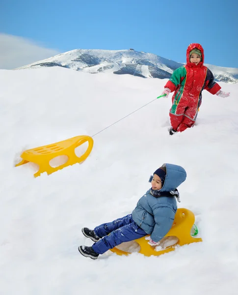 Большая активность на снегу, дети и счастье — стоковое фото