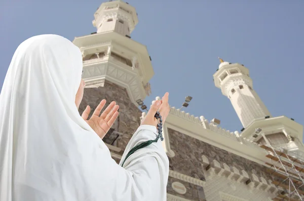 Junge Frau, muslimische Pilgerin in weißer traditioneller Kleidung — Stockfoto