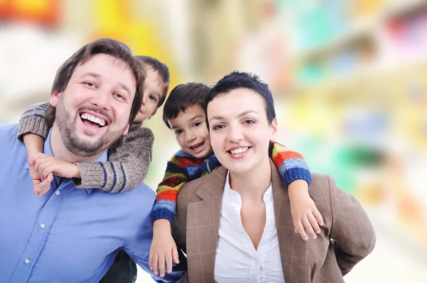 Mycket vacker lycklig familj, fyra medlemmar — Stockfoto